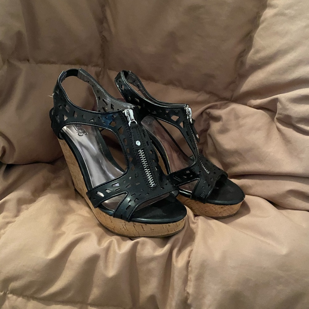 Black eyelit 4” wedge heel size 7